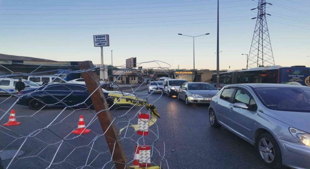 İzmirde mülk sahipleri 25 yıldır arsalarından geçen yola tel çit çektirdiler