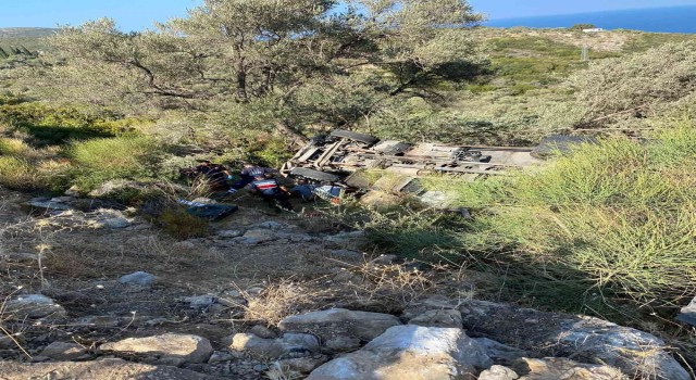 İzmirde şarampole devrilen kamyonun sürücüsü ağır yaralandı
