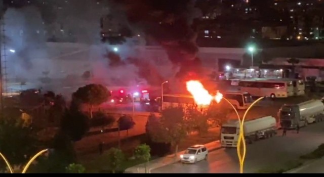 İzmirde servis otobüsü alev alev yandı