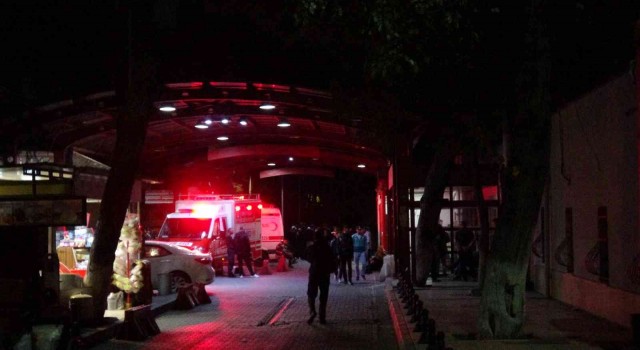 İzmirde trafikte yol verme kavgası: 2si ağır 4 yaralı