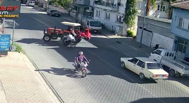 İzmirde traktör ile motosikletin karıştığı kaza kamerada
