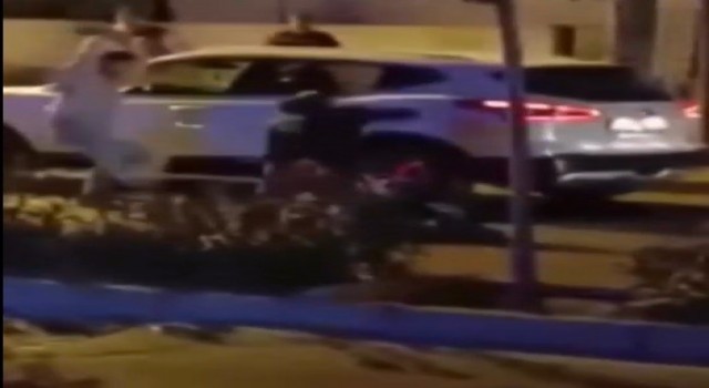 İzmirde yol verme kavgası: Kafasına kaldırım taşı ile vurdular