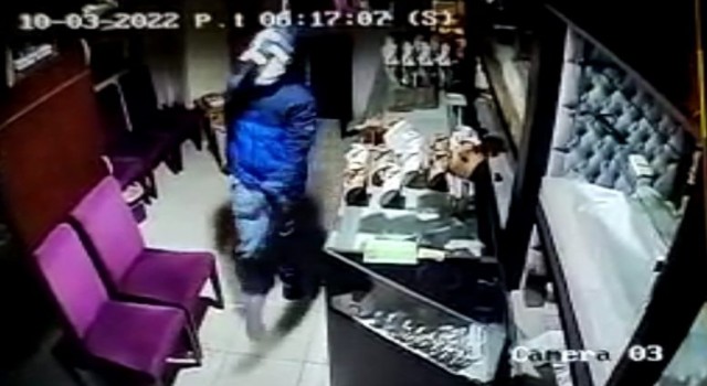 İzmirdeki kuyumcuyu çaldıkları motosiklet ile soymuşlar