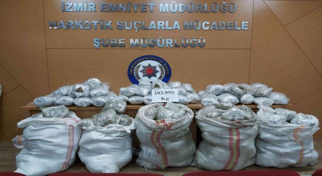 İzmire kamyonla uyuşturucu getirdi, kıskıvrak yakalandı