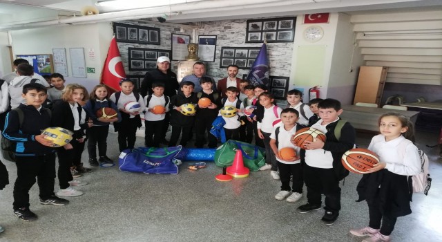 İzmit Belediyesinden okullara spor malzemesi desteği
