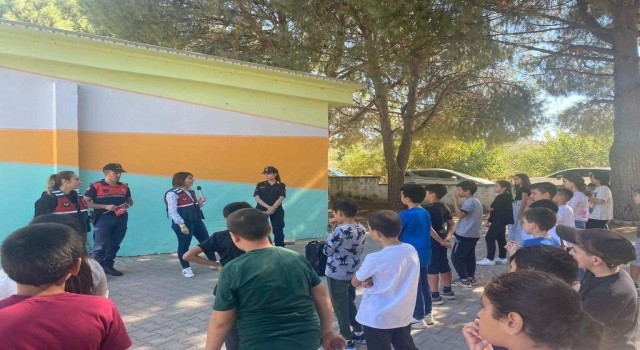 Jandarma ekipleri bilgilendirme çalışmalarını sürdürüyor