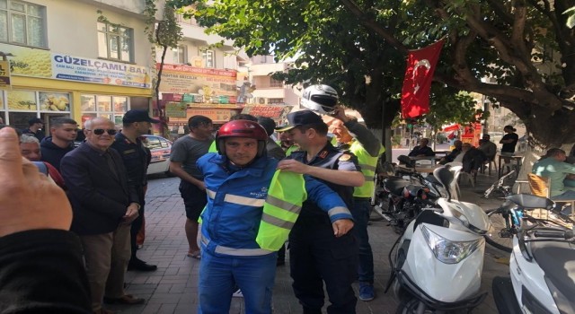 Jandarma ekipleri Güzelçamlıda reflektör dağıttı