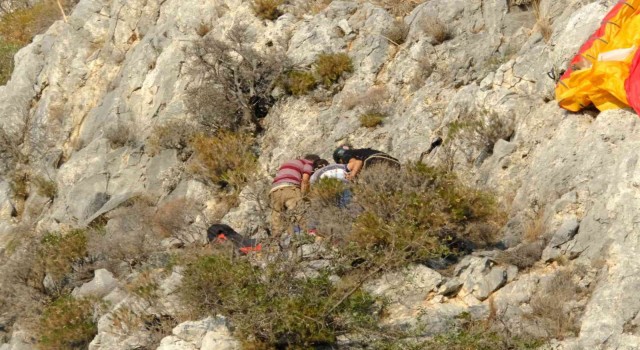 Jandarma ekipleri kayalıklarda mahsur kalan paraşütçüleri böyle kurtardı