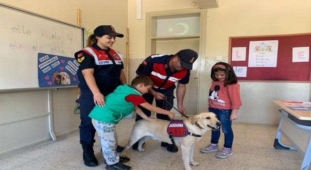 Jandarma köpeği Yazgana çocuklardan büyük ilgi