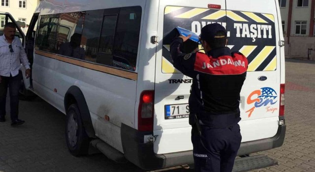 Jandarma okul servis araçlarını denetledi