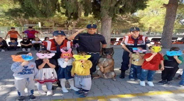 Jandarma sakak hayvanları konusunda miniklerde farkındalık oluşturdu