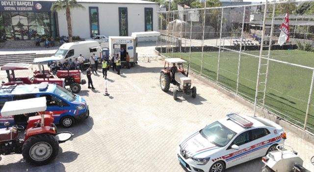 Osmaniye'de Jandarma; traktör ve motosikletlerin muayenesini yerinde yaptırdı