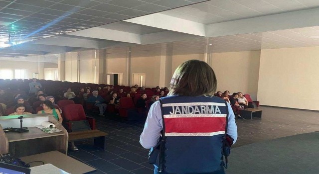 Jandarma üniversite kız öğrenci yurdunda kalan öğrencileri bilgilendirdi