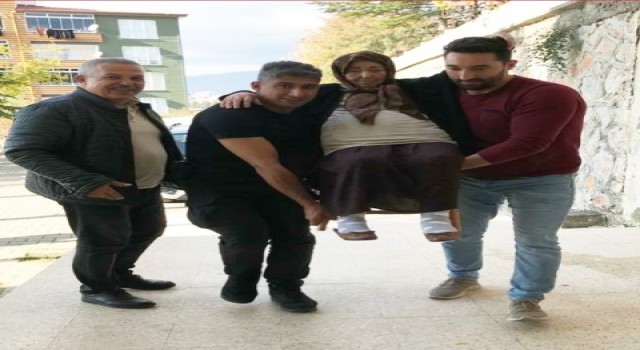 jandarma yaşlı kadını evine böyle çıkarttı