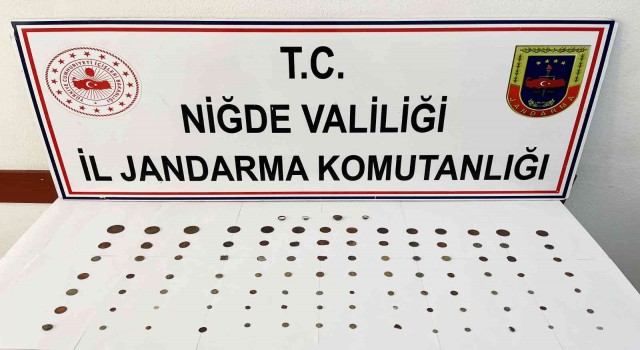 Jandarmadan 2 farklı tarihi eser operasyonu: 211 adet sikke ele geçirildi
