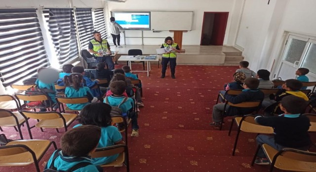 Jandarmadan İlköğretim Okullarında trafik eğitimi