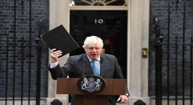 Johnson tatilini yarıda kesip İngiltereye döndü
