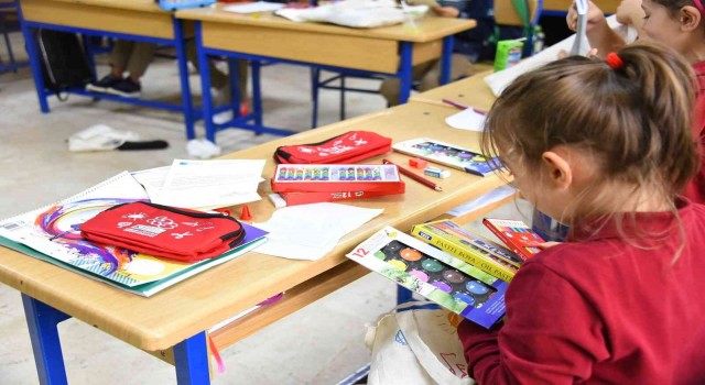 Kadıköy Belediyesinden 3 bin 500 öğrenciye kırtasiye desteği
