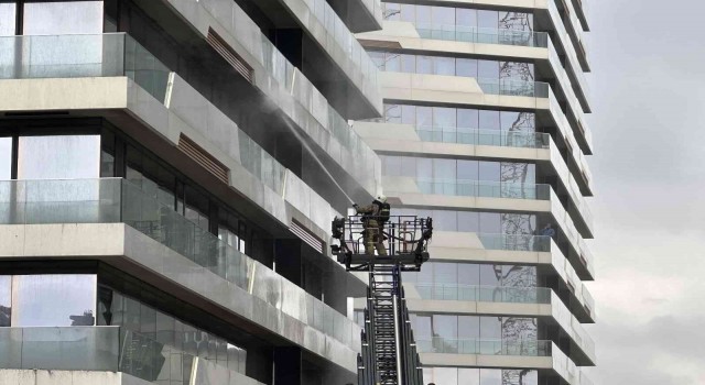 Kadıköyde alevlere teslim olan rezidansta yeniden yangın çıktı