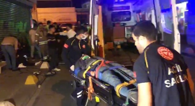 Kadıköyde hızını alamayan otomobil takla attı: 2 yaralı
