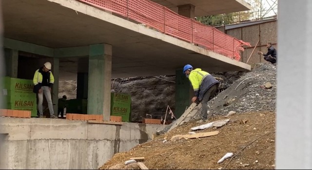 Kadıköyde inşaatta toprak kayması sonrası bir işçi toprak altında kaldı. Olay yerine itfaiye, sağlık ve polis ekipleri sevk edildi.