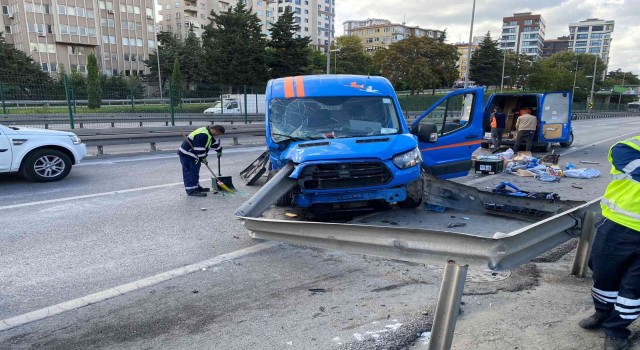 Kadıköyde kargo aracı bariyerlere ok gibi saplandı, bariyer kasadan çıktı