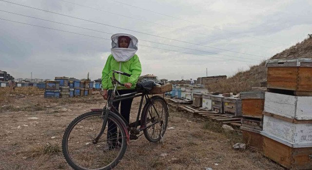 Kadın üretici bisikletiyle 90 kilometreyi aşıp ‘arı gibi çalışıyor