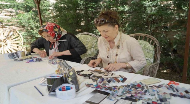 Kadınlar evlerindeki atık kağıtları süs eşyalarına dönüştürüyor