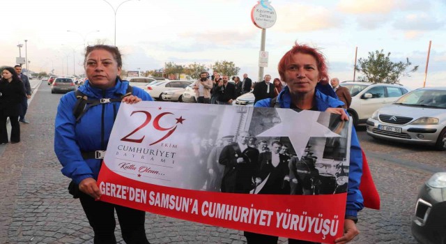 Kadınlardan 120 kilometrelik Cumhuriyet Yürüyüşü: Türk bayrağını Sinoptan Samsuna getirdiler