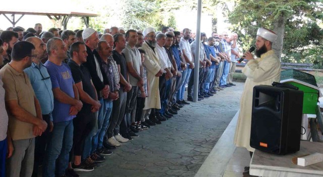 Kağıt gibi ezilen otomobilde can vermişti, son yolculuğuna uğurlandı