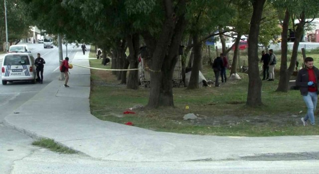 Kağıt toplayıcılar ile parkta alkol alan kişi arasında kavga çıktı