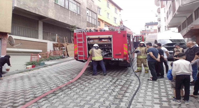 Kağıthanede bir binada çıkan yangın, paniğe neden oldu