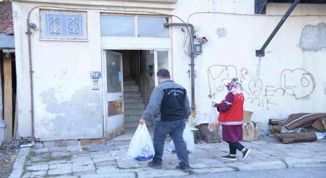 Kahramankazan Belediyesi ilçede yaşayan yaşlıları unutmuyor, market ihtiyaçlarını karşılıyor
