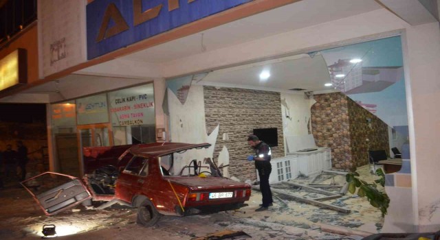 Kahramanmaraşta otomobil iş yerine girdi: 1 ölü, 4 yaralı