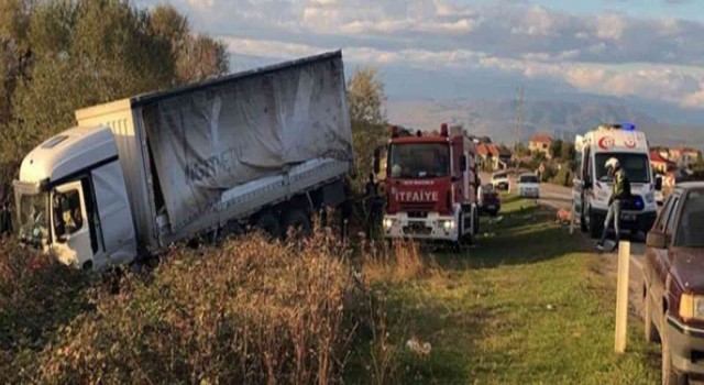 Kamyon ile otomobil çarpıştı: 2 ölü, 3 yaralı