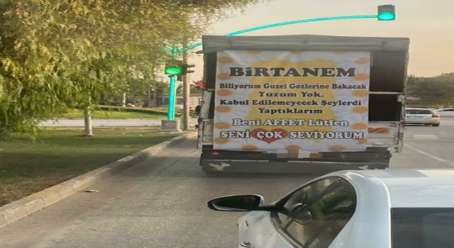 Kamyonetin arkasına astığı pankartla eşinden af diledi