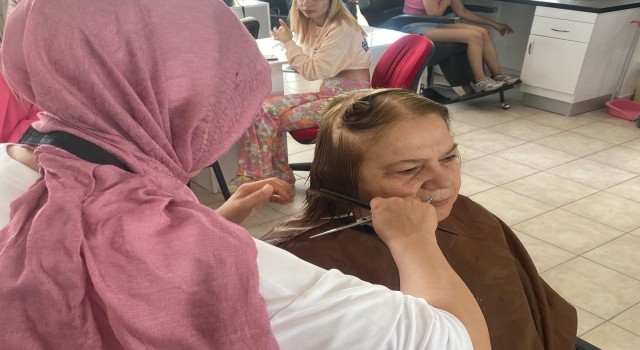 Kanserle mücadele eden kadınlara gençlerden destek