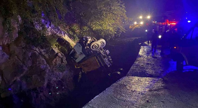 Kapağı açılmayan kamyonet dereye uçtu, kamyonet sürücüsü yaralandı