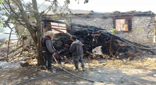 Karacasuda müstakil ev çıkan yangında küle döndü