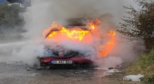 Karacasudaki yangında araç küle döndü