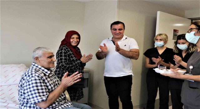 Karaciğer nakli olan hastaya ameliyat ekibinden sürpriz doğum günü kutlaması