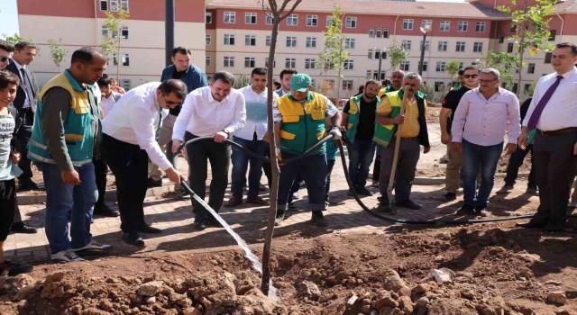 Karaköprüde yeni parklar ağaçlandırılıyor