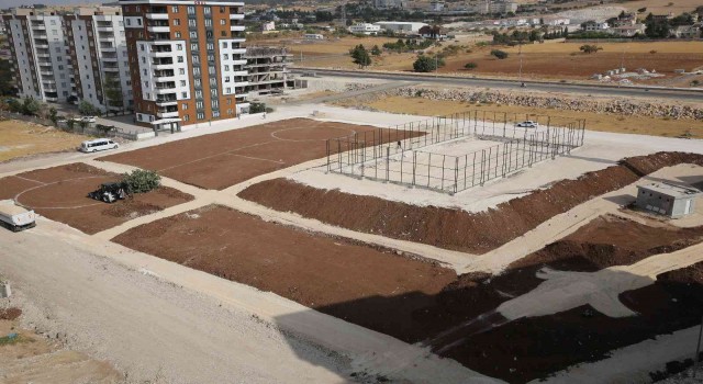 Karaköprüde yeni spor sahalarının yapım çalışmaları sürüyor