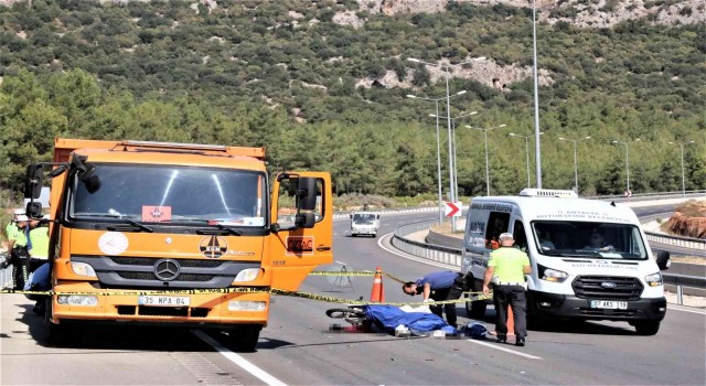 Karayolunda temizlik yapan kamyona arkadan çarpan genç kadın hayatını kaybetti