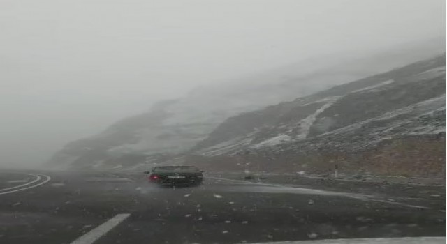 Karlıova-Erzurum karayolunda kar yağışı