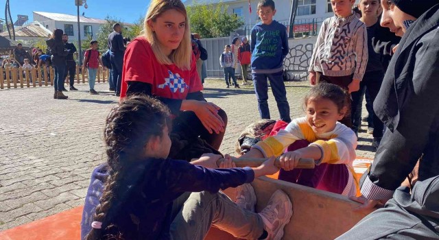 Karlıovadaki şenlikte çocuklar doyasıya eğlendi