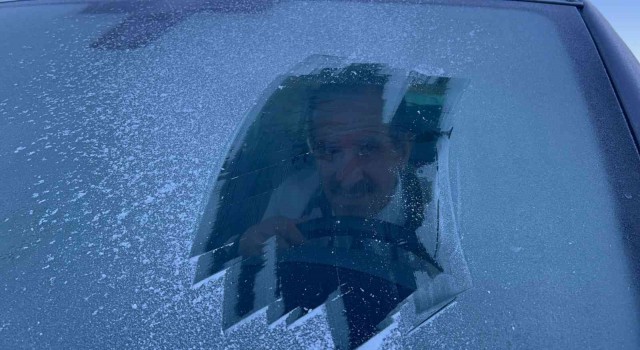 Kars eksi 8i gördü, araçların camları buz tuttu