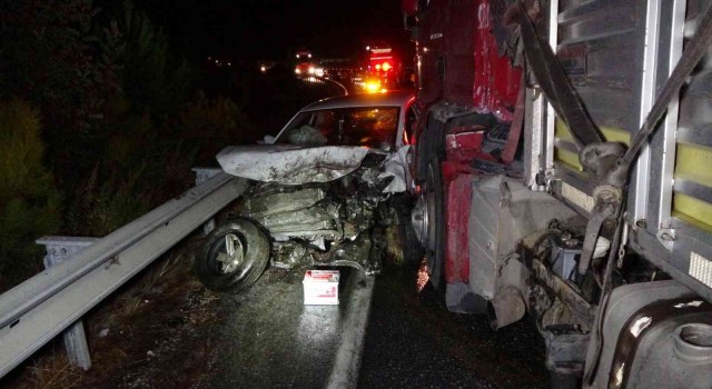 Karşı şeride geçen tır, çarpıştığı otomobili bariyerlerde 100 metre sürükledi: 3 yaralı