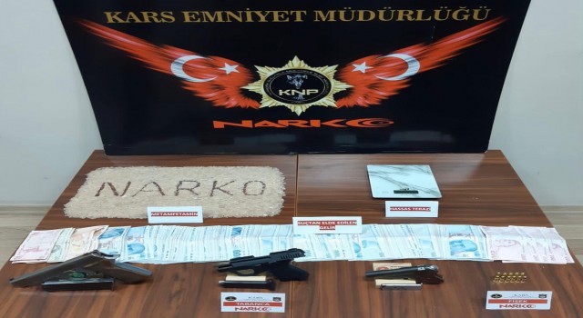 Karsta araç tavan lambasına saklanan uyuşturucu polise takıldı