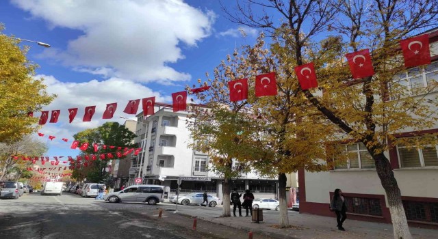 Karsta cadde ve sokaklar bayraklarla donatıldı